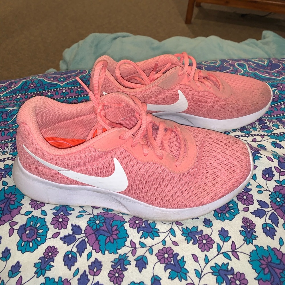 *LIMITED EDITION* NIKE sneakers.. Women’s Size 7